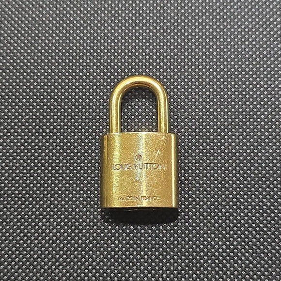 Louis Vuitton Lock and Key ( #312 ) - Picture 2 of 3